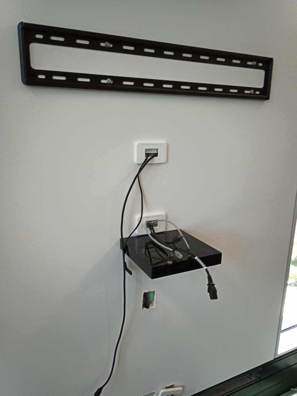 Enjoy a clutter-free environment with our professional TV wall mount installation services Enjoy a clutter-free environment with our professional TV wall mount installation services